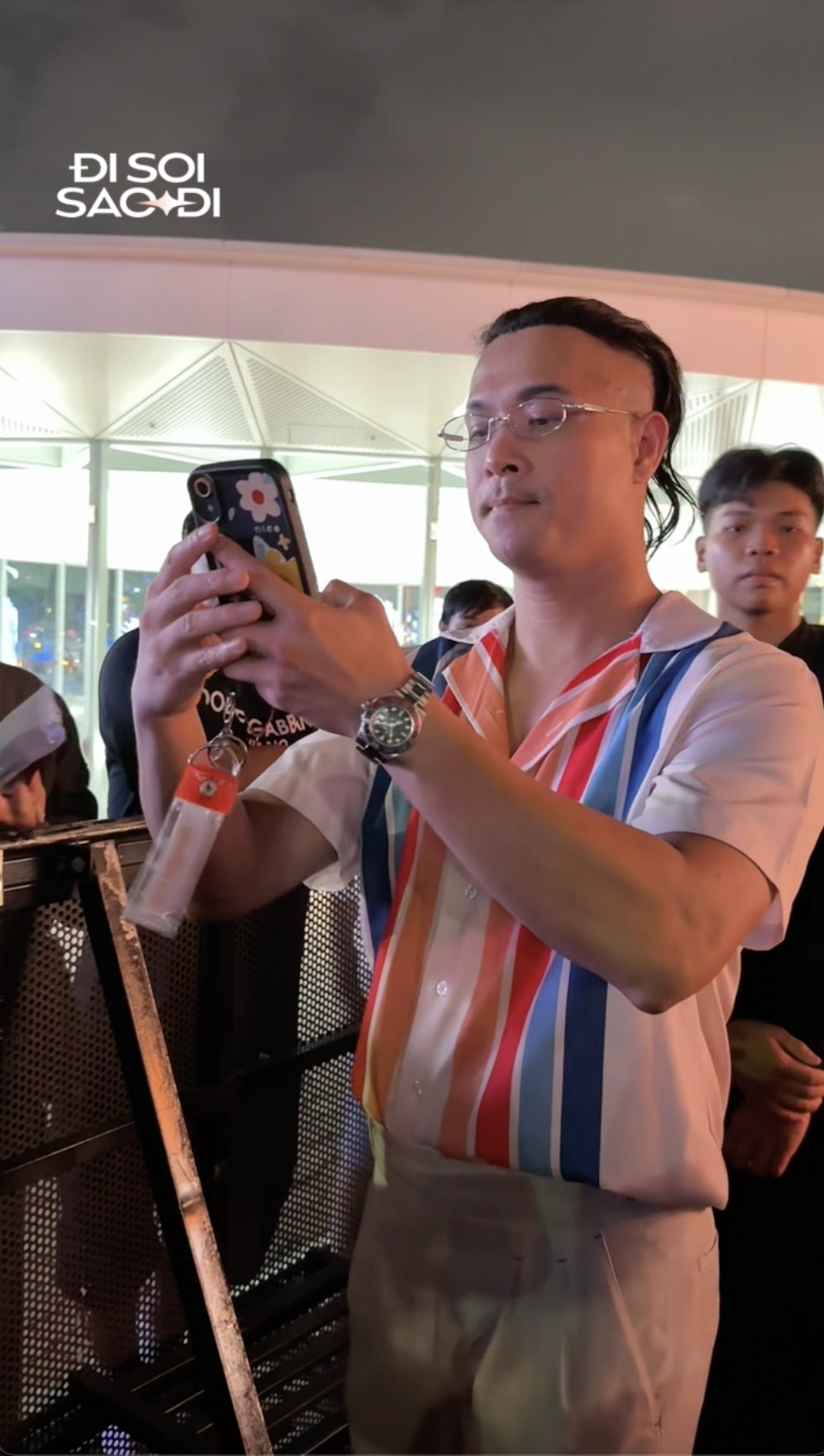 MC Dustin Phúc Nguyễn và Anh tài Duy Nhất lần đầu chạm mặt hậu ồn ào scam vé Chông Gai cả trăm triệu đồng- Ảnh 1.