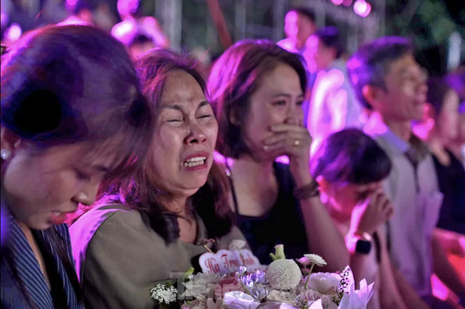 Mẹ khóc nghẹn, không nói nên lời trước giây phút Hà Trúc Linh đăng quang- Ảnh 1.