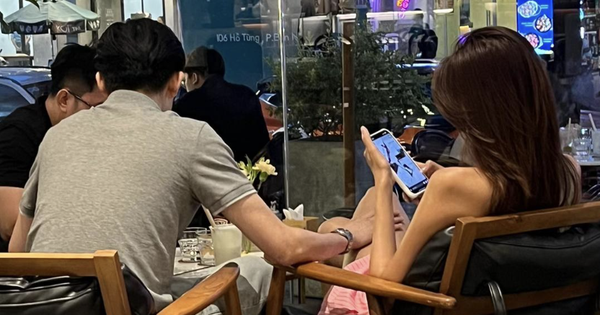 Rầm rộ ảnh nghi Lê Hoàng Phương bị "tóm" đang hẹn hò tình cũ Thiều Bảo Trâm, đàng trai vô tư có "bàn tay hư" anh man hinh 2025 07 17 luc 082440 17527173768002023204893 355 0 792 834 crop 17527174366061467232778png