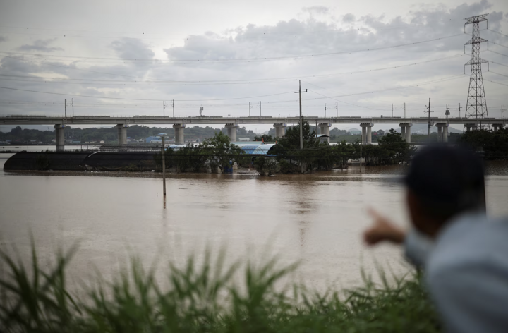 Hàn Quốc trải qua trận mưa lịch sử, gần 3.000 người không thể quay trở về nhà- Ảnh 2. Hàn Quốc trải qua trận mưa lịch sử, gần 3.000 người không thể quay trở về nhà- Ảnh 2.