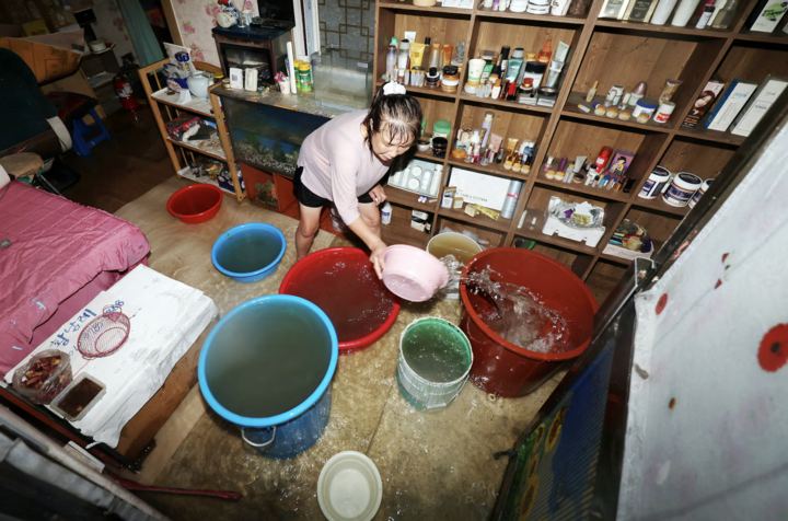 Hàn Quốc trải qua trận mưa lịch sử, gần 3.000 người không thể quay trở về nhà- Ảnh 5. Hàn Quốc trải qua trận mưa lịch sử, gần 3.000 người không thể quay trở về nhà- Ảnh 5.