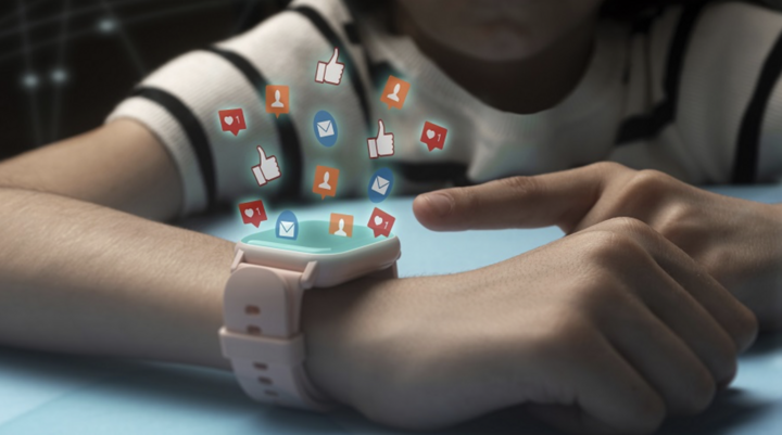 Trung Quốc: Mối nguy tiềm ẩn từ đồng hồ thông minh trên tay trẻ- Ảnh 1. Trung Quốc: Mối nguy tiềm ẩn từ đồng hồ thông minh trên tay trẻ- Ảnh 1.