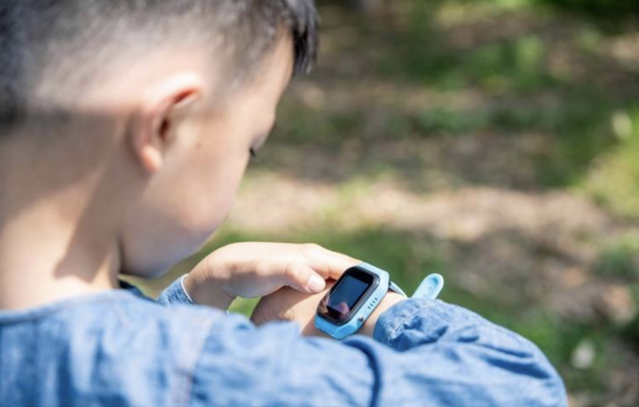 Trung Quốc: Mối nguy tiềm ẩn từ đồng hồ thông minh trên tay trẻ- Ảnh 2. Trung Quốc: Mối nguy tiềm ẩn từ đồng hồ thông minh trên tay trẻ- Ảnh 2.