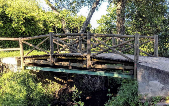 Cây cầu quốc tế ngắn nhất thế giới: 5 giây bước sang nước khác, đổi luôn múi giờ- Ảnh 2.