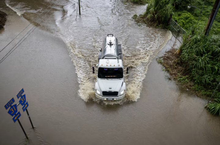 Bão Erin gây sóng lớn, dòng chảy xiết nguy hiểm dọc bờ biển phía Đông nước Mỹ- Ảnh 1.