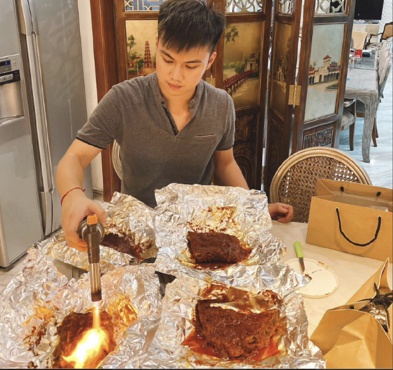 Trấn Thành khui Em Xinh đang hẹn hò thiếu gia kém tuổi, đàng gái nghe 1 câu liền cứng họng!- Ảnh 3. Trấn Thành khui Em Xinh đang hẹn hò thiếu gia kém tuổi, đàng gái nghe 1 câu liền cứng họng!- Ảnh 3.