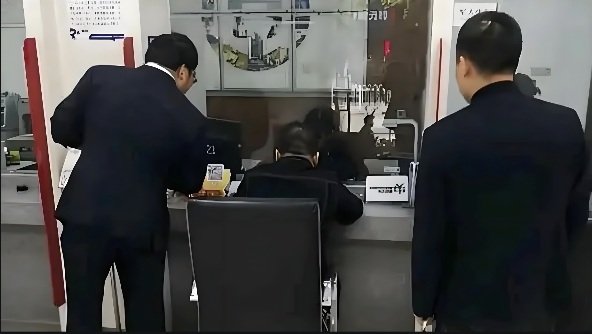 Người đàn ông gửi tiết kiệm 11 tỷ đồng, năm sau đến rút “sững người” phát hiện còn 0 đồng, ngân hàng khẳng định: “Chính tay anh chuyển tiền đi”- Ảnh 1.