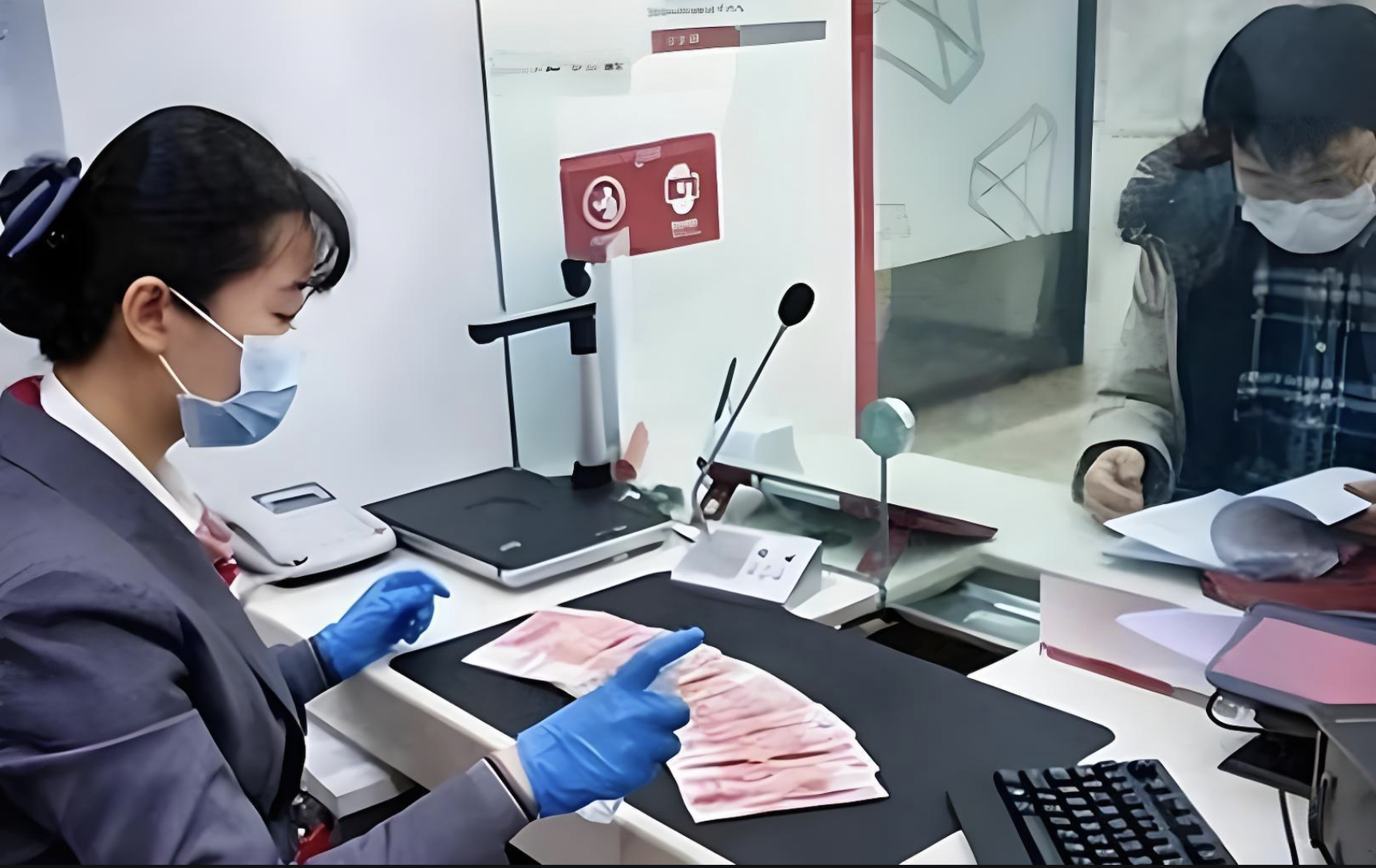 Người đàn ông gửi tiết kiệm 11 tỷ đồng, năm sau đến rút “sững người” phát hiện còn 0 đồng, ngân hàng khẳng định: “Chính tay anh chuyển tiền đi”- Ảnh 2.