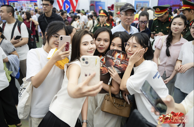 Dàn sao Việt tại Triển lãm Thành tựu đất nước: Phương Oanh - Shark Bình sánh đôi, 1 sao nữ 42 tuổi đang hot khoe visual quá xinh!- Ảnh 15. Dàn sao Việt tại Triển lãm Thành tựu đất nước: Phương Oanh - Shark Bình sánh đôi, 1 sao nữ 42 tuổi đang hot khoe visual quá xinh!- Ảnh 15.