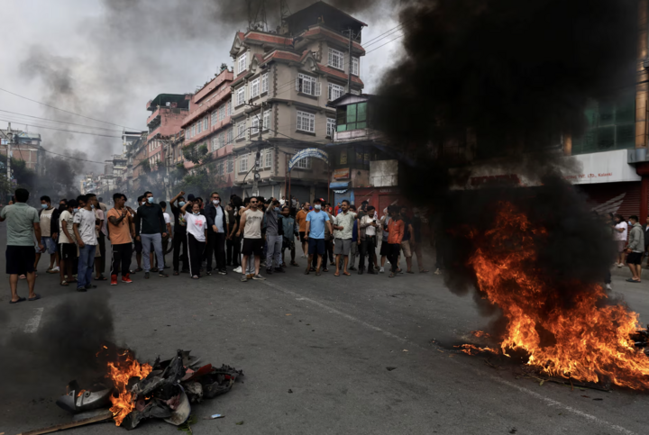 Biển người biểu tình phản đối lệnh cấm mạng xã hội ở Nepal- Ảnh 3.