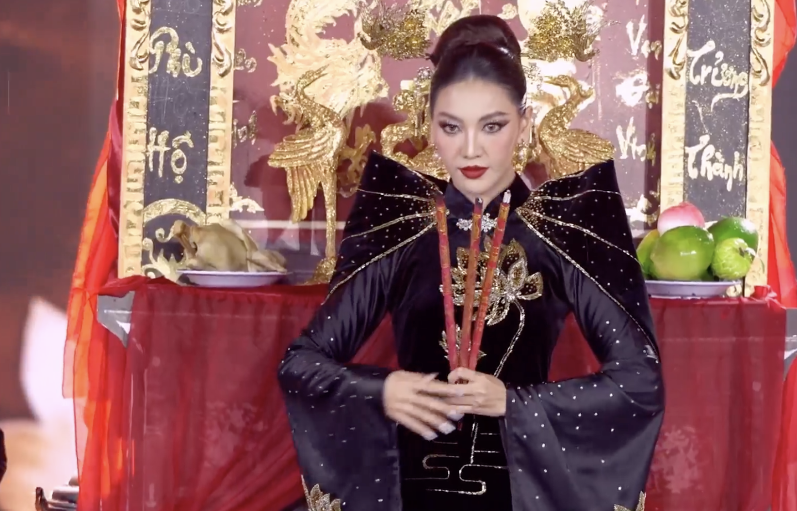 Miss Grand Vietnam gây tranh cãi vì mang bàn thờ gia tiên lên sân khấu, Tiểu Vy cũng dính