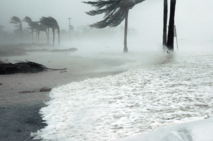 Bão Ragasa đổ bộ: Sân bay Hong Kong đóng cửa, Philippines sơ tán hàng ngàn người- Ảnh 1.