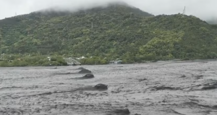 Hình ảnh khủng khiếp khi siêu bão Ragasa càn quét Đài Loan, Hong Kong- Ảnh 2.