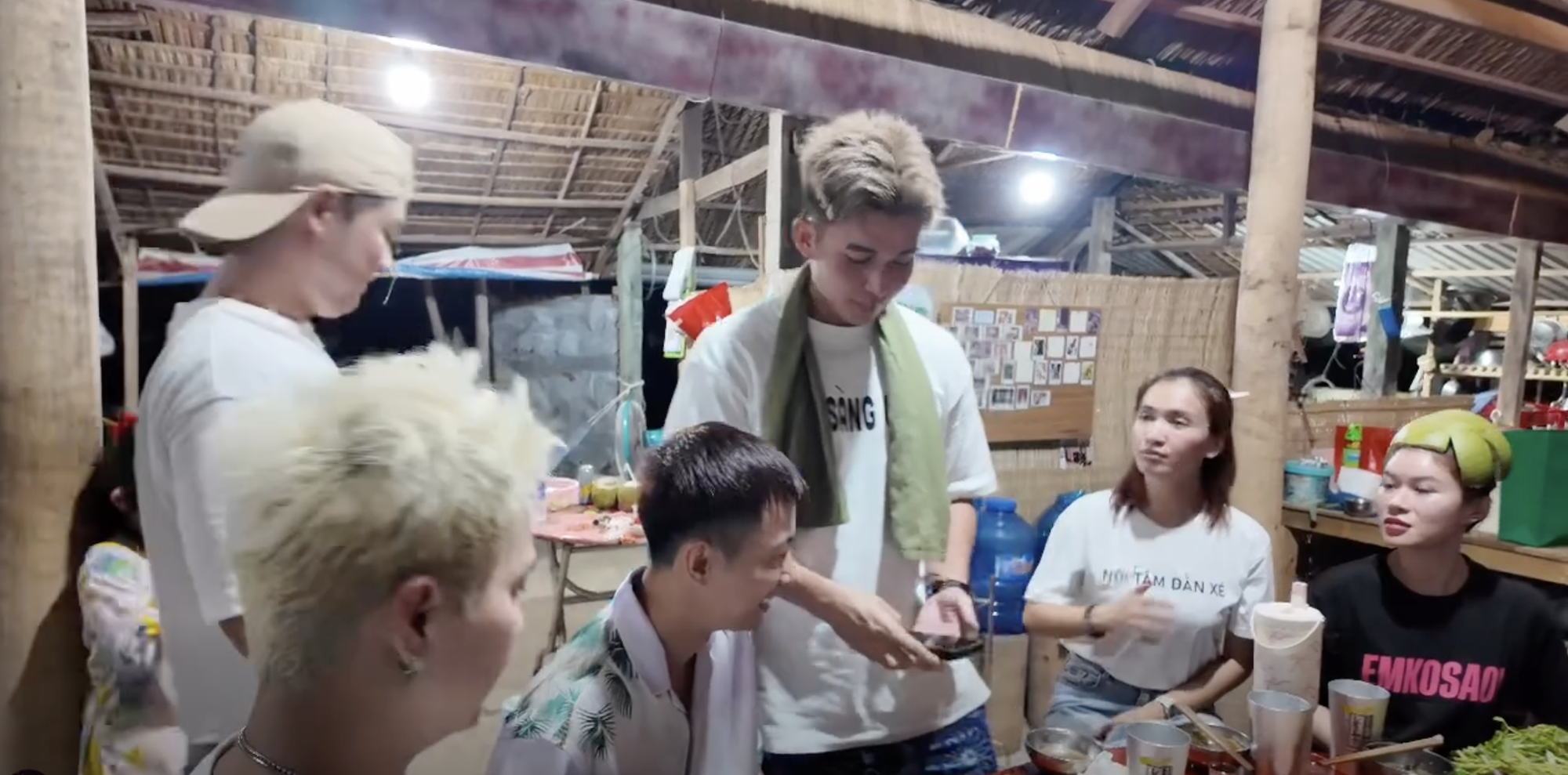 Jun Phạm say xỉn gây tranh cãi- Ảnh 1. Jun Phạm say xỉn gây tranh cãi- Ảnh 1.