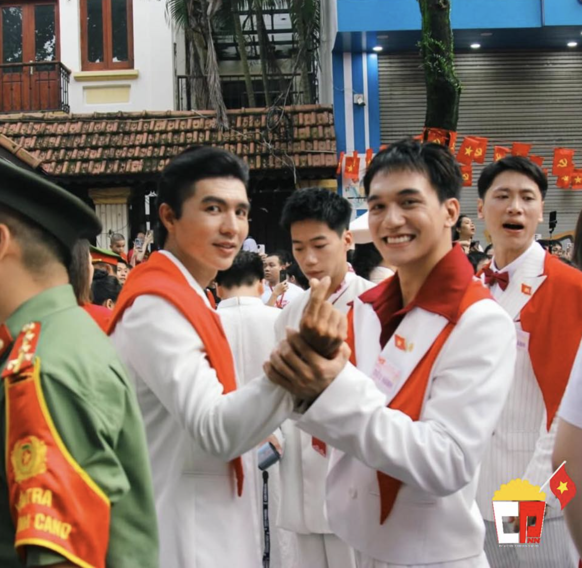 Phản ứng kỳ lạ của Steven Nguyễn khi bị Phản ứng kỳ lạ của Steven Nguyễn khi bị