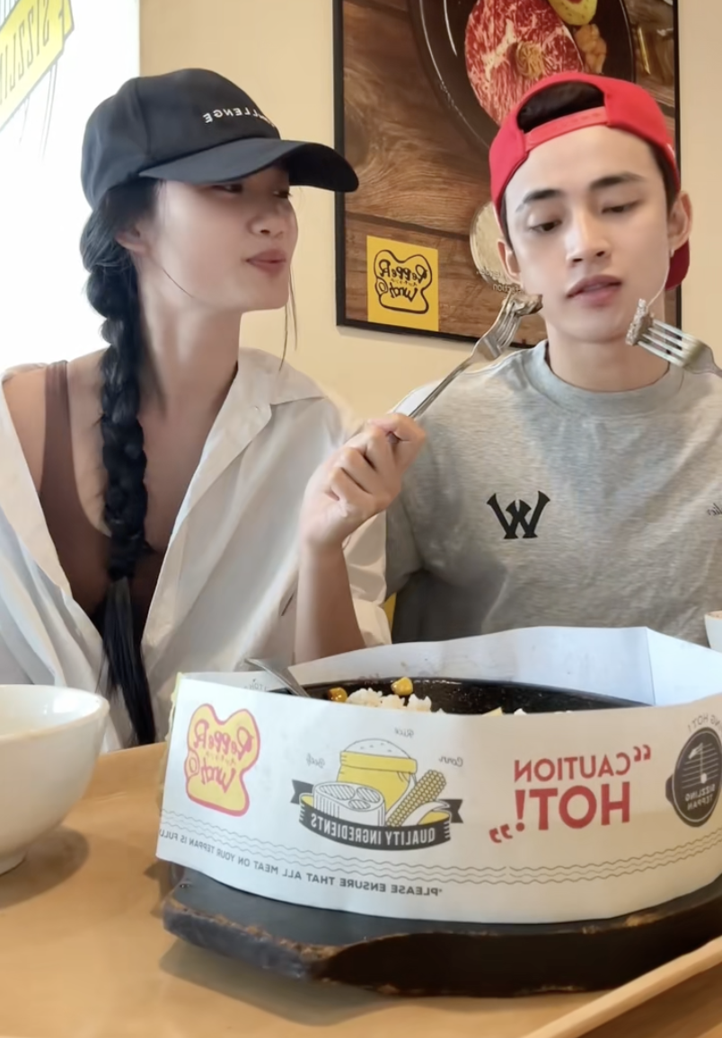 Á hậu Việt công khai hẹn hò trai đẹp 6 múi, thấp hơn 10 cm?- Ảnh 2. Á hậu Việt công khai hẹn hò trai đẹp 6 múi, thấp hơn 10 cm?- Ảnh 2.