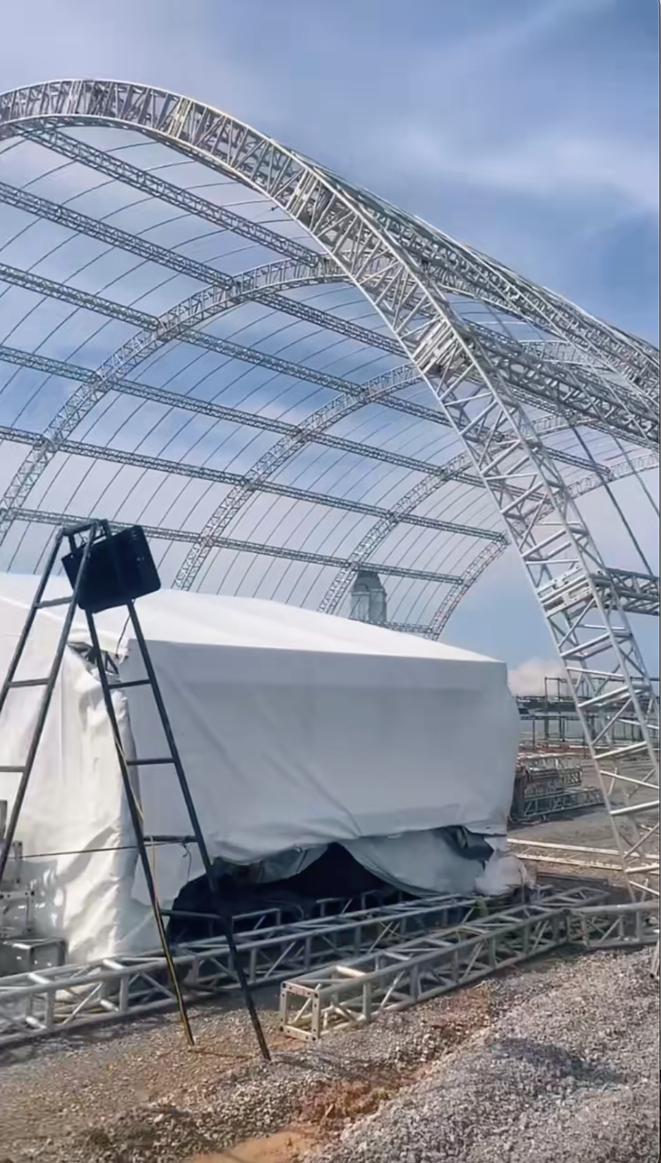 Hôn lễ Đỗ Hà - thiếu gia tập đoàn Sơn Hải ở Quảng Trị: Nhà trai dựng rạp to như sân vận động!- Ảnh 1.