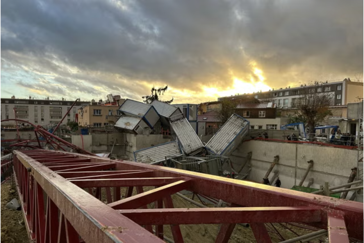 Lốc xoáy kinh hoàng ở Paris khiến cần cẩu đổ sập, hàng chục người thương vong- Ảnh 1.