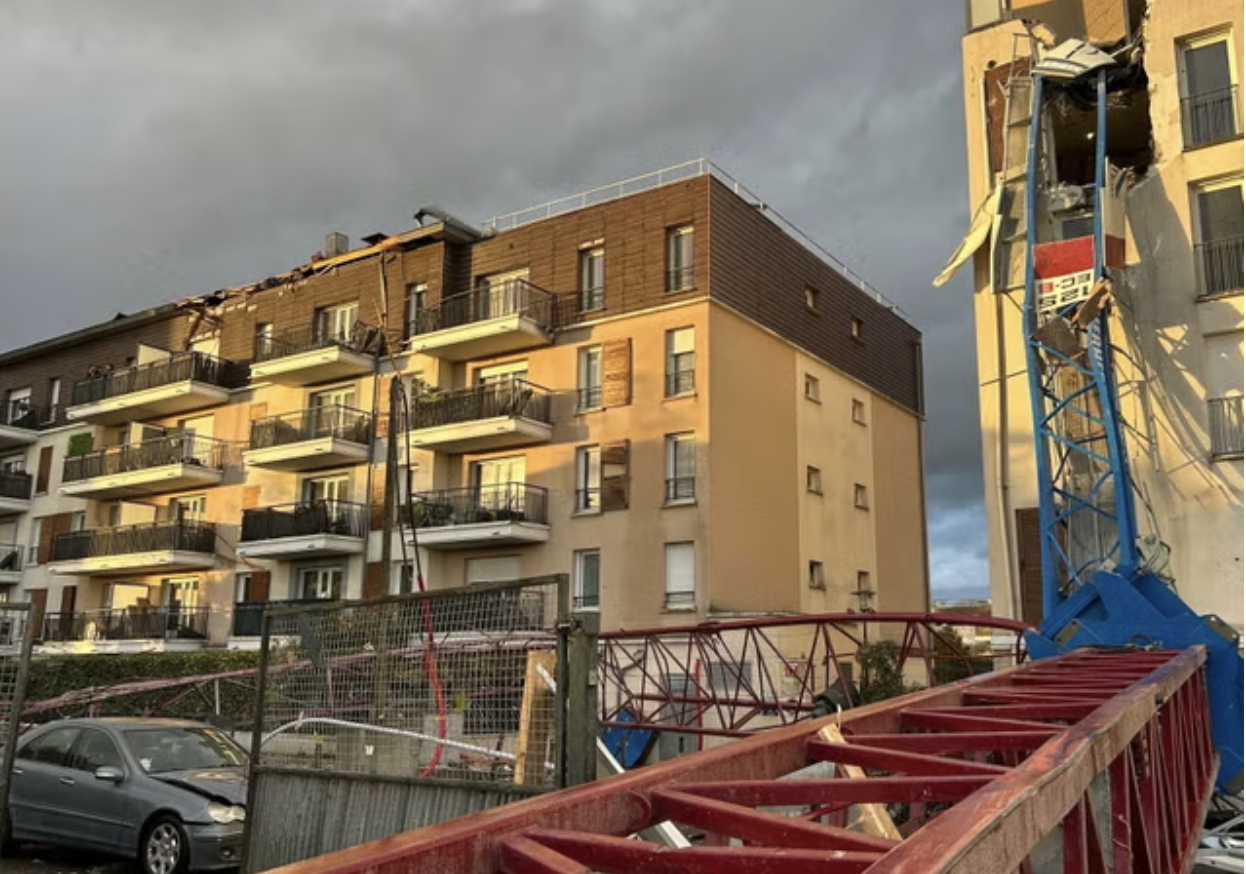 Lốc xoáy kinh hoàng ở Paris khiến cần cẩu đổ sập, hàng chục người thương vong- Ảnh 2.