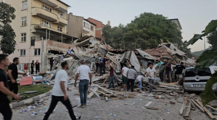 Động đất 6,1 độ Richter làm rung chuyển Thổ Nhĩ Kỳ, nhiều tòa nhà bị hư hại- Ảnh 1.