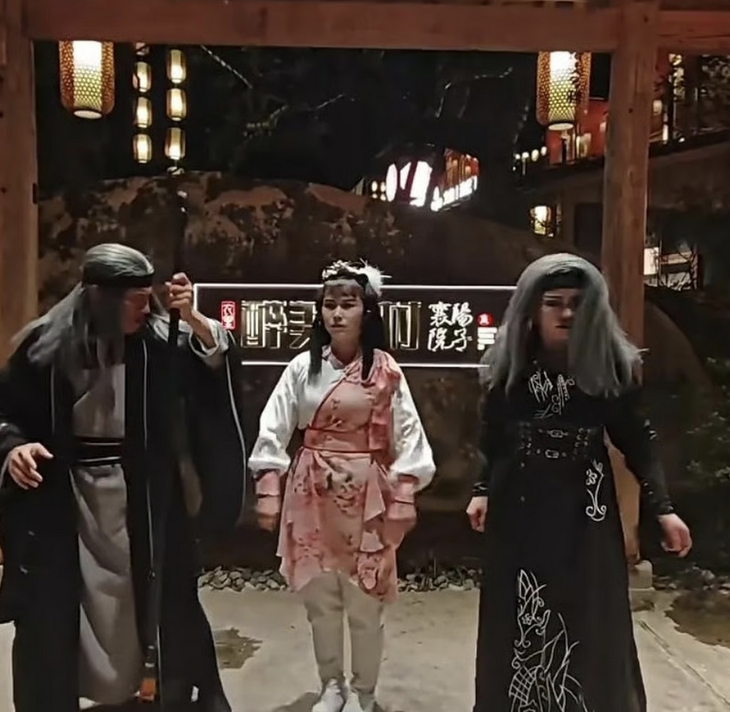 Trải nghiệm ẩm thực võ hiệp có 1-0-2, nhân viên cosplay Hoàng Dung bưng bê, Mai Siêu Phong nhồi bột gây sốt- Ảnh 2.