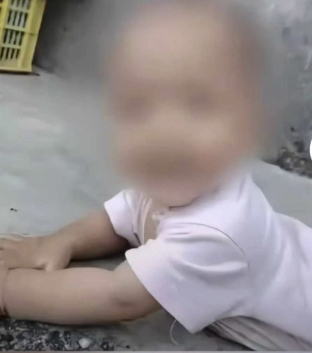 Hai bé gái ở Trung Quốc hành hung bé trai 7 tháng tuổi đến tử vong: Không thể khởi tố vì “chưa đủ 12 tuổi”- Ảnh 2. Hai bé gái ở Trung Quốc hành hung bé trai 7 tháng tuổi đến tử vong: Không thể khởi tố vì “chưa đủ 12 tuổi”- Ảnh 2.