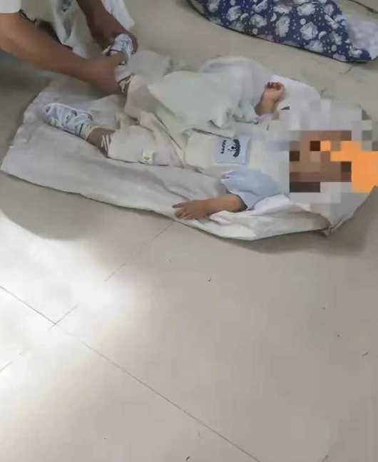 Hai bé gái ở Trung Quốc hành hung bé trai 7 tháng tuổi đến tử vong: Không thể khởi tố vì “chưa đủ 12 tuổi”- Ảnh 3. Hai bé gái ở Trung Quốc hành hung bé trai 7 tháng tuổi đến tử vong: Không thể khởi tố vì “chưa đủ 12 tuổi”- Ảnh 3.