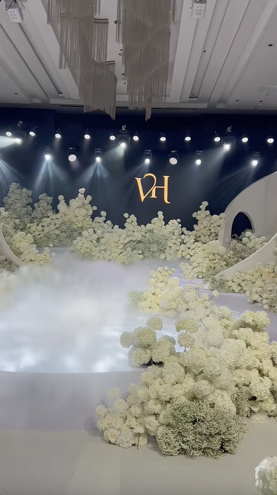 Đám cưới Hoa hậu Đỗ Hà - Viết Vương tại Hà Nội: Cô dâu ôm chồng khóc nức nở,