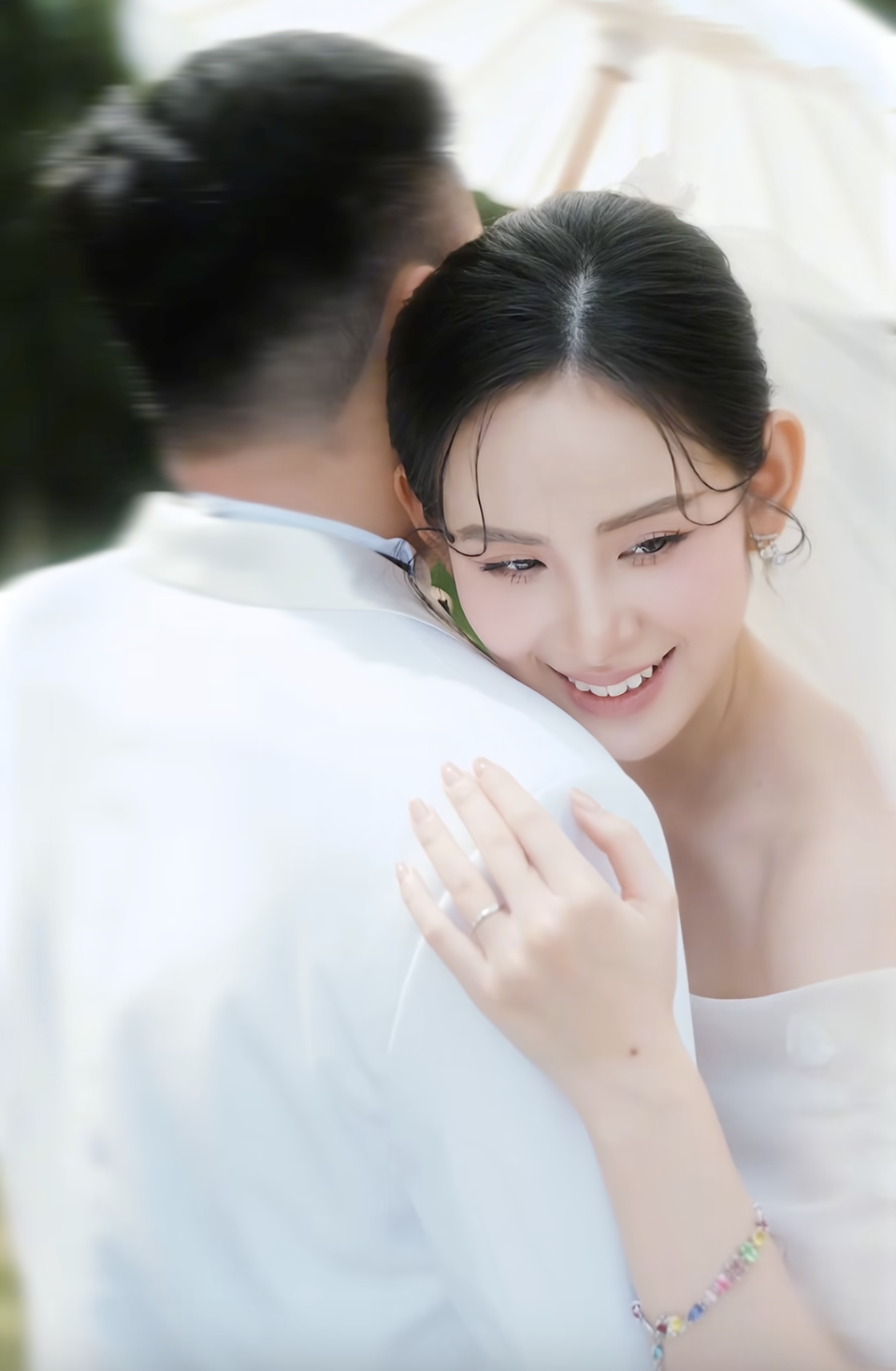 Thêm 1 mỹ nhân Việt công khai ảnh cưới với thiếu gia tập đoàn lớn!- Ảnh 7. Thêm 1 mỹ nhân Việt công khai ảnh cưới với thiếu gia tập đoàn lớn!- Ảnh 7.