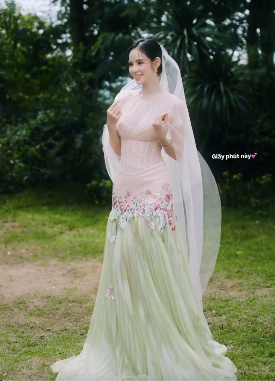 Thêm 1 mỹ nhân Việt công khai ảnh cưới với thiếu gia tập đoàn lớn!- Ảnh 1. Thêm 1 mỹ nhân Việt công khai ảnh cưới với thiếu gia tập đoàn lớn!- Ảnh 1.