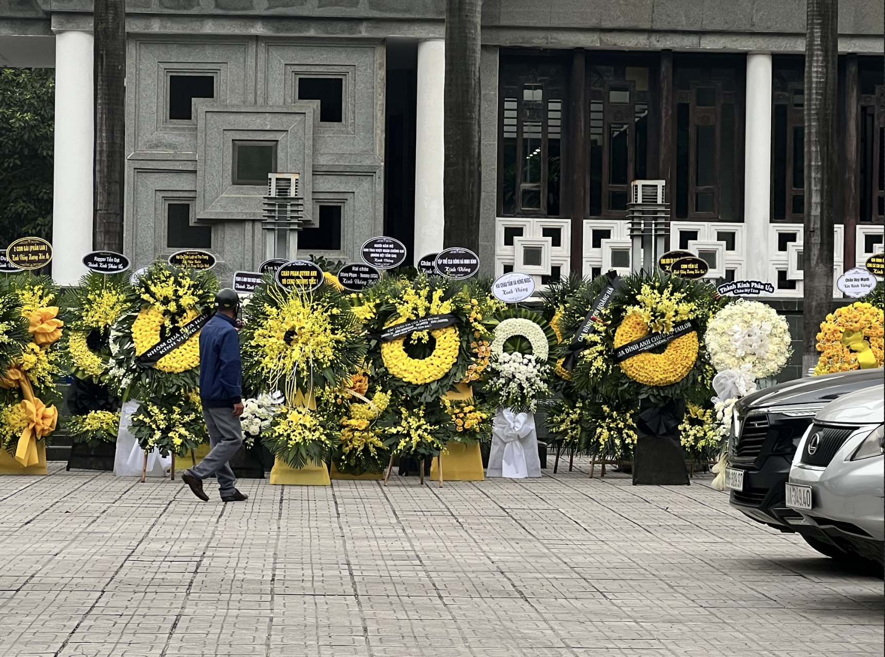 Lễ viếng mẹ Tuấn Hưng: Nam ca sĩ khóc mắt sưng húp, nghệ sĩ Tự Long - Bằng Kiều và dàn sao Việt lặng lẽ đến chia buồn- Ảnh 11.