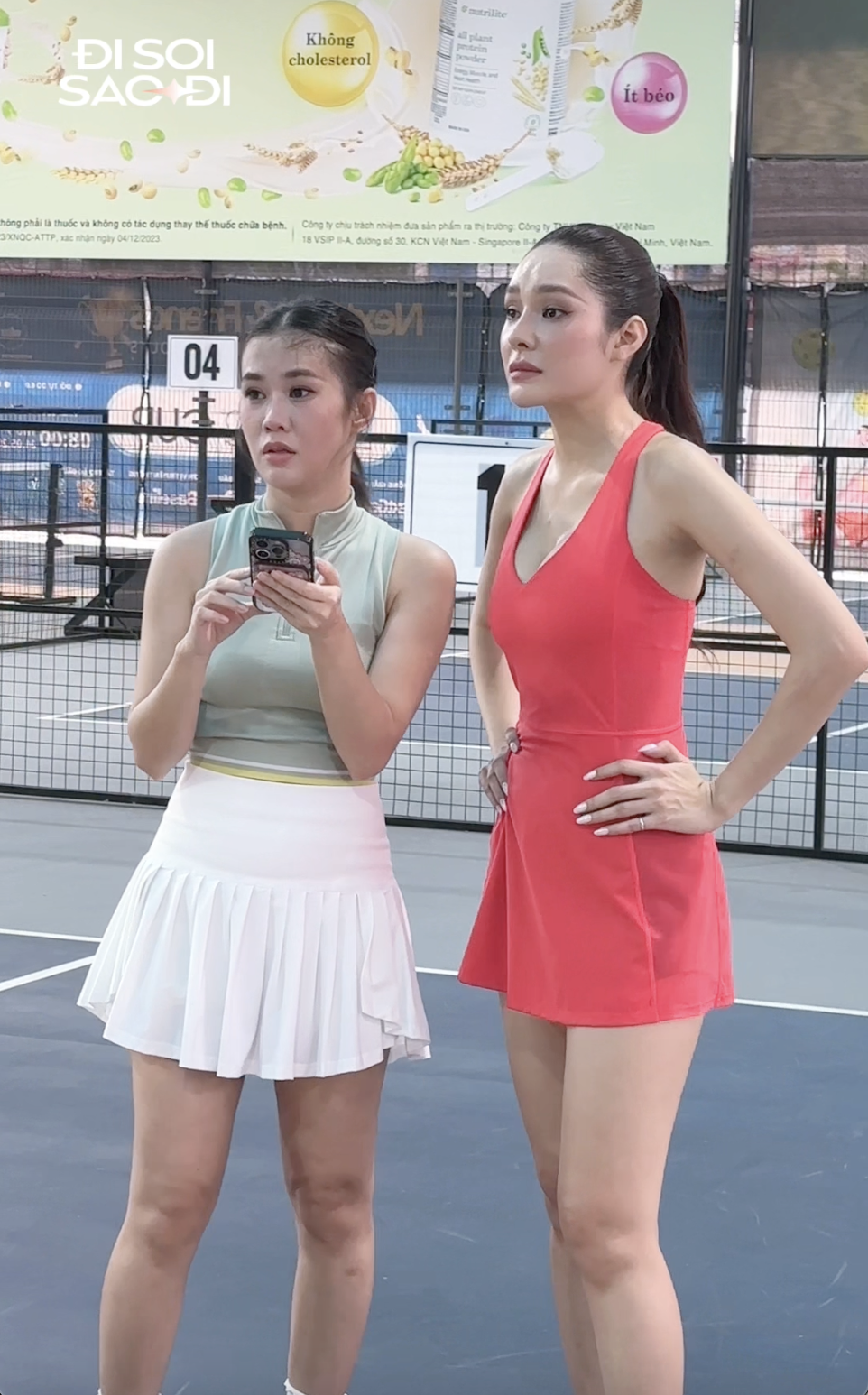 Tóm gọn Cẩm Ly tình tứ với Hà Kino, 1 mỹ nhân hở bạo khoe dáng hừng hực trên sân pickleball- Ảnh 9. Tóm gọn Cẩm Ly tình tứ với Hà Kino, 1 mỹ nhân hở bạo khoe dáng hừng hực trên sân pickleball- Ảnh 9.