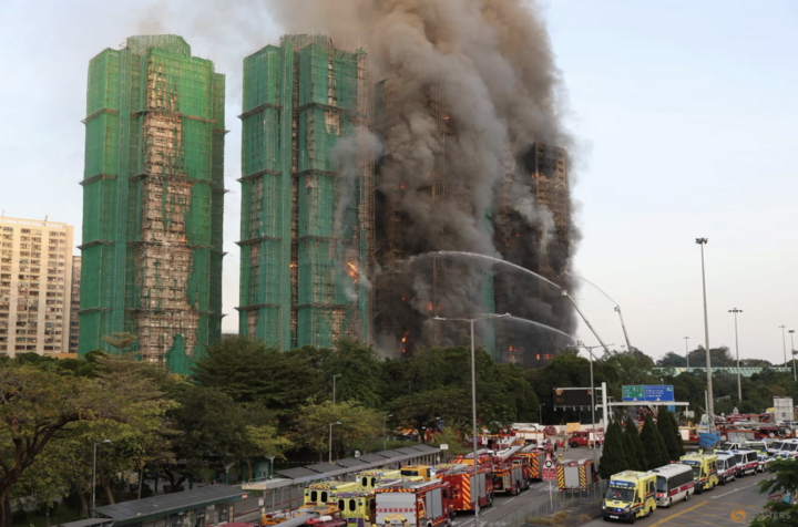 Hình ảnh tang thương vụ cháy ở Hong Kong khiến ít nhất 13 người thiệt mạng- Ảnh 1.