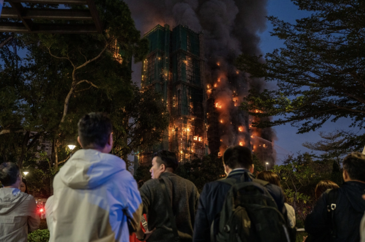 'Làm ơn cứu chúng tôi': Ám ảnh cuộc gọi cuối cùng của nạn nhân cháy chung cư Hong Kong- Ảnh 2.