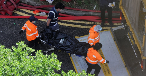 Xót xa cảnh đưa cả trăm thi thể khỏi chung cư cháy rụi ở Hong Kong 28 Xót xa cảnh đưa cả trăm thi thể khỏi chung cư cháy rụi ở Hong Kong anh man hinh 2025 11 28 luc 154555 15461232 17643230676261929435442 0 0 816 1306 crop 17643230757361873347580png