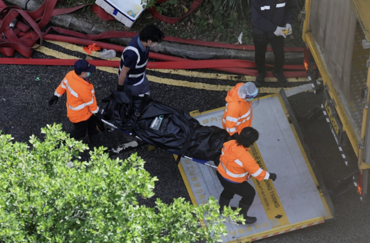 Xót xa cảnh đưa cả trăm thi thể khỏi chung cư cháy rụi ở Hong Kong- Ảnh 2.