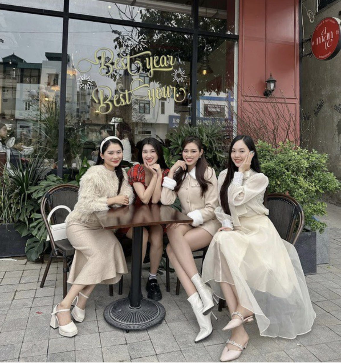 Á hậu Trịnh Thuỳ Linh dạo này: Ở ẩn 6 tháng, lộ loạt