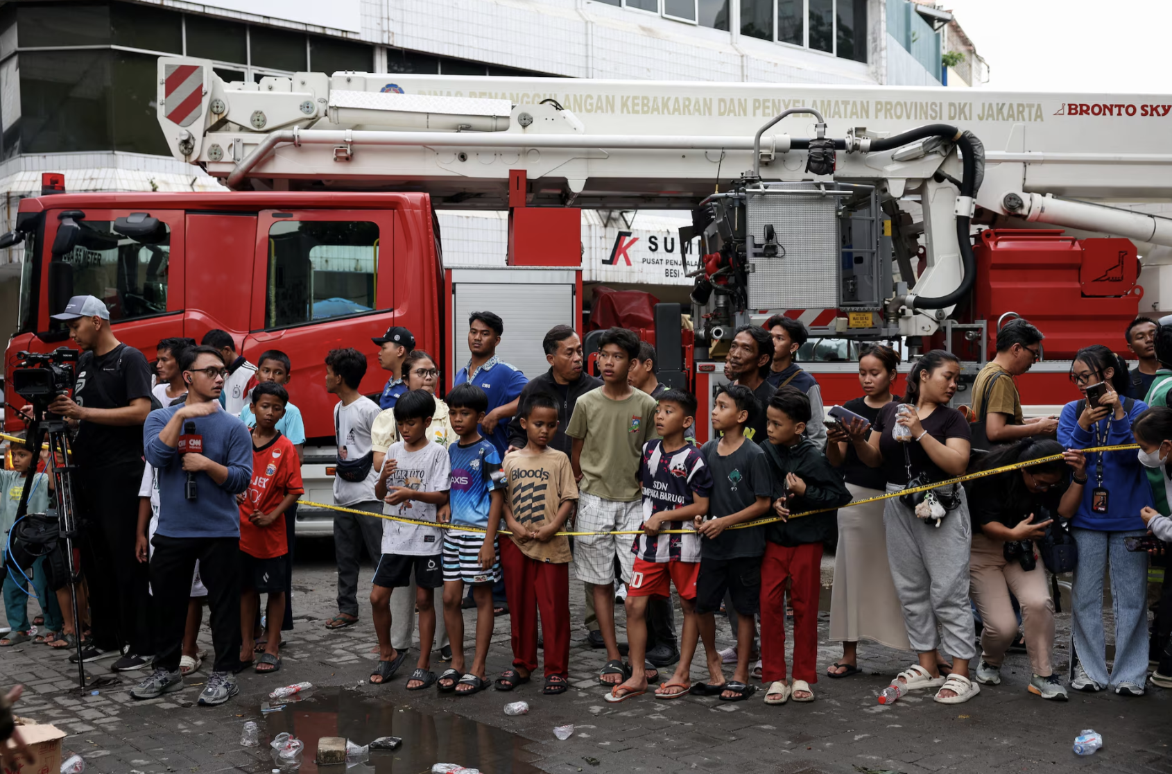 Hiện trường thương tâm vụ cháy toà nhà văn phòng khiến ít nhất 22 người thiệt mạng: Hơn 100 lính cứu hỏa và 29 xe chữa cháy được điều động- Ảnh 7. Hiện trường thương tâm vụ cháy toà nhà văn phòng khiến ít nhất 22 người thiệt mạng: Hơn 100 lính cứu hỏa và 29 xe chữa cháy được điều động- Ảnh 7.