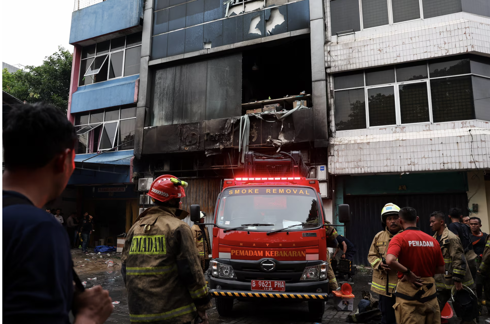 Hiện trường thương tâm vụ cháy toà nhà văn phòng khiến ít nhất 22 người thiệt mạng: Hơn 100 lính cứu hỏa và 29 xe chữa cháy được điều động- Ảnh 8. Hiện trường thương tâm vụ cháy toà nhà văn phòng khiến ít nhất 22 người thiệt mạng: Hơn 100 lính cứu hỏa và 29 xe chữa cháy được điều động- Ảnh 8.