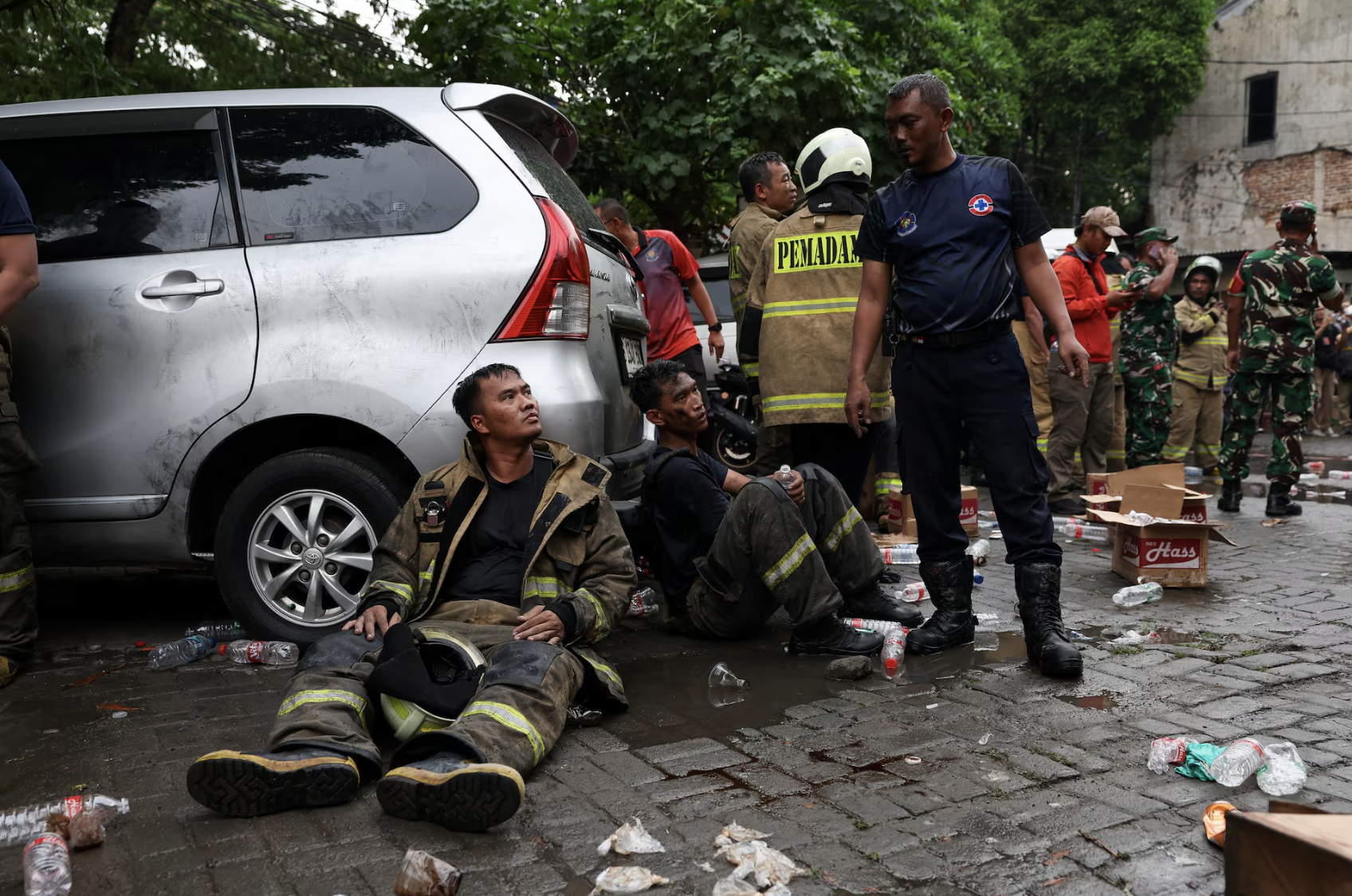 Hiện trường thương tâm vụ cháy toà nhà văn phòng khiến ít nhất 22 người thiệt mạng: Hơn 100 lính cứu hỏa và 29 xe chữa cháy được điều động- Ảnh 9. Hiện trường thương tâm vụ cháy toà nhà văn phòng khiến ít nhất 22 người thiệt mạng: Hơn 100 lính cứu hỏa và 29 xe chữa cháy được điều động- Ảnh 9.