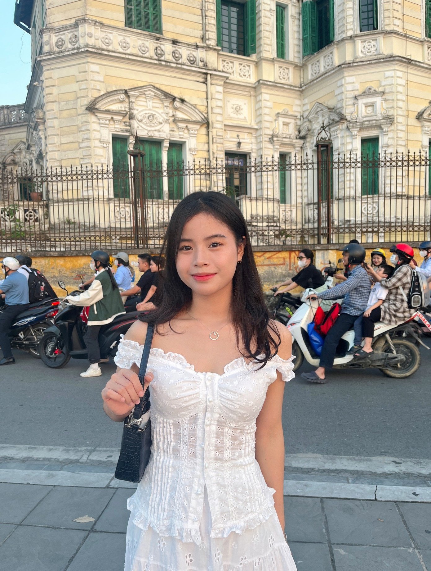 Nhan sắc ngoài đời của bác sĩ Anh Quỳnh cũng gây sốt. - Ảnh: FBNV