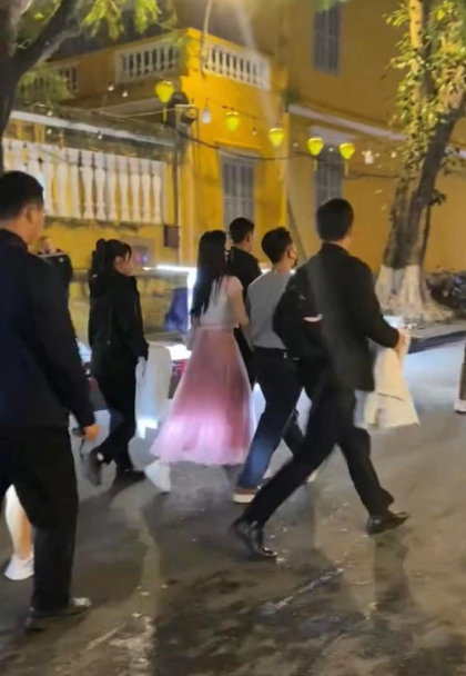 Phương Nhi được bắt gặp cùng ông xã Phạm Nhật Minh Hoàng du lịch Hội An, Quảng Nam. Vợ chồng á hậu đeo khẩu trang, diện đồ đơn giản khi đi chơi. Khoảnh khắc cả hai bước đi trong sự bảo vệ nghiêm ngặt của dàn vệ sĩ được lan truyền trên mạng xã hội Facebook, TikTok. Nguồn tin thân cận Phương Nhi cho biết cô và chồng dự định tổ chức đám cưới năm sau.