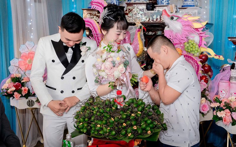 Cô dâu òa khóc khi anh trai bị bệnh Down tặng vàng cưới, dặn ‘đừng rửa bát nhiều’ - 1