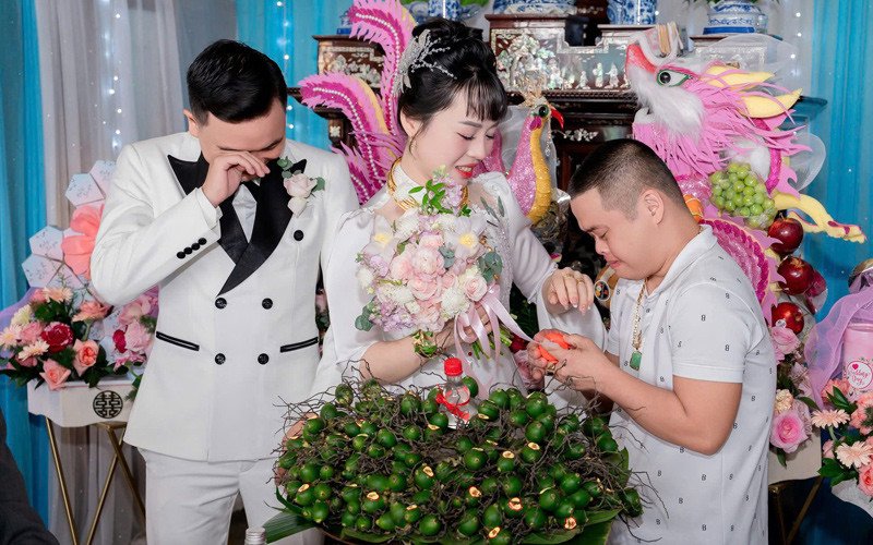 Cả anh trai và em gái đều bật khóc trong khoảnh khắc xúc động 