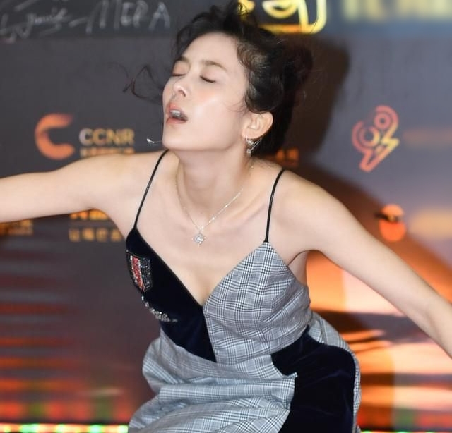 Mỹ nhân chiêu trò nhất showbiz đăng đàn cầu cứu ở Cannes 2025, nghe xong ai cũng đòi Mỹ nhân chiêu trò nhất showbiz đăng đàn cầu cứu ở Cannes 2025, nghe xong ai cũng đòi