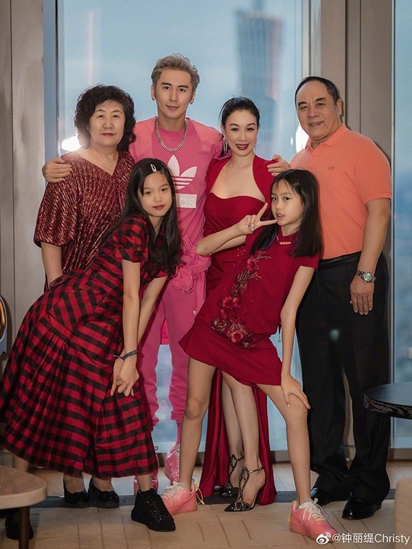 anh3-chung-le-de-1761653076117-17616530763361194493523 "Bom sex" gốc Việt nói gì về nghi vấn "bao nuôi" chồng trẻ kém 12 tuổi vì háo sắc? anh3 chung le de 1761653076117 17616530763361194493523