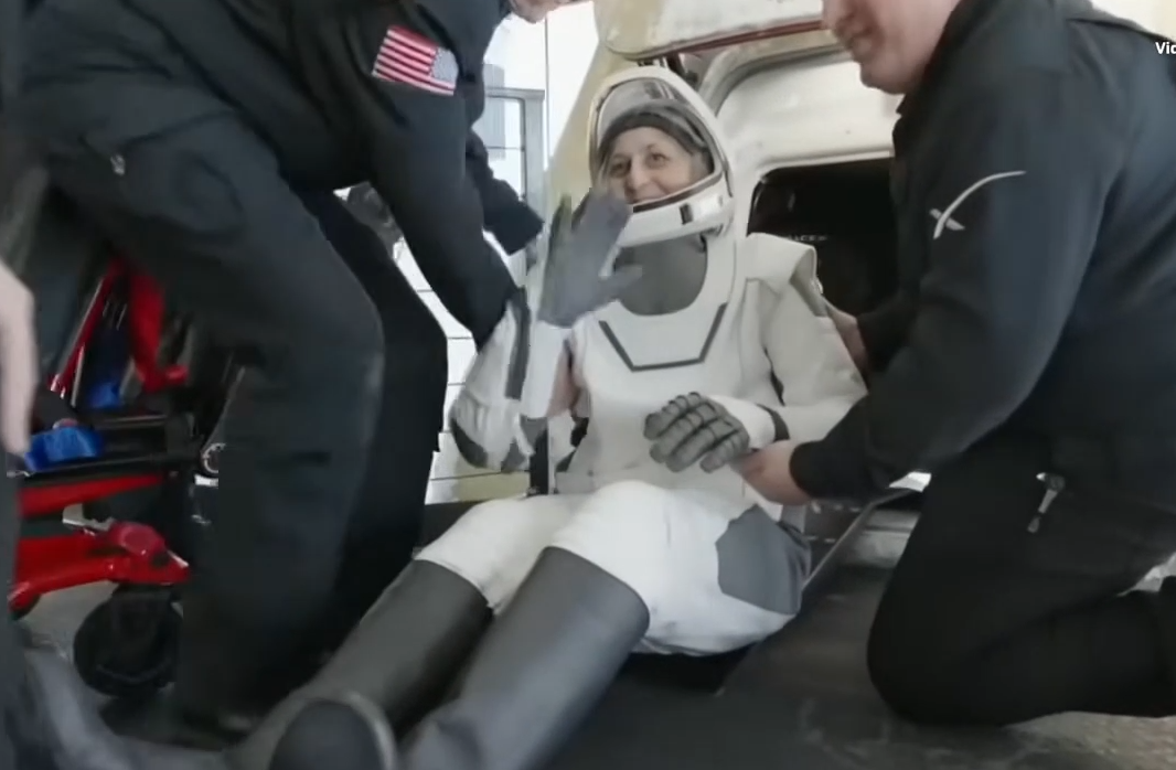 Cảnh tượng lạ tại bờ biển Florida khi 2 phi hành gia trở về Trái Đất sau 9 tháng mắc kẹt ngoài không gian- Ảnh 2. Cảnh tượng lạ tại bờ biển Florida khi 2 phi hành gia trở về Trái Đất sau 9 tháng mắc kẹt ngoài không gian- Ảnh 2.