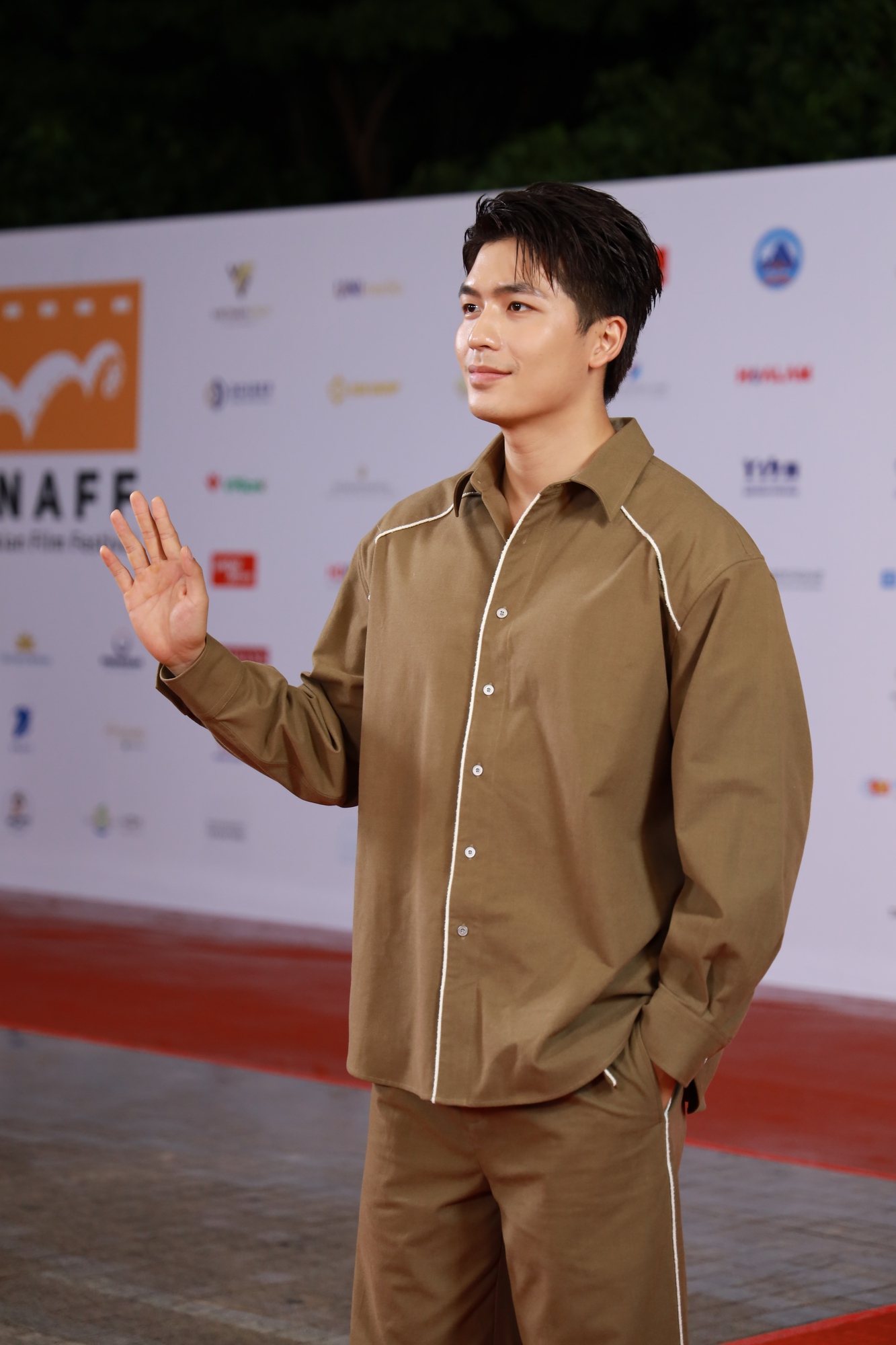 Thảm đỏ bế mạc DANAFF 2025: Phương Mỹ Chi dịu keo hết cỡ, 1 Hoa hậu quốc tế giật spotlight với sắc vóc cực phẩm- Ảnh 4.