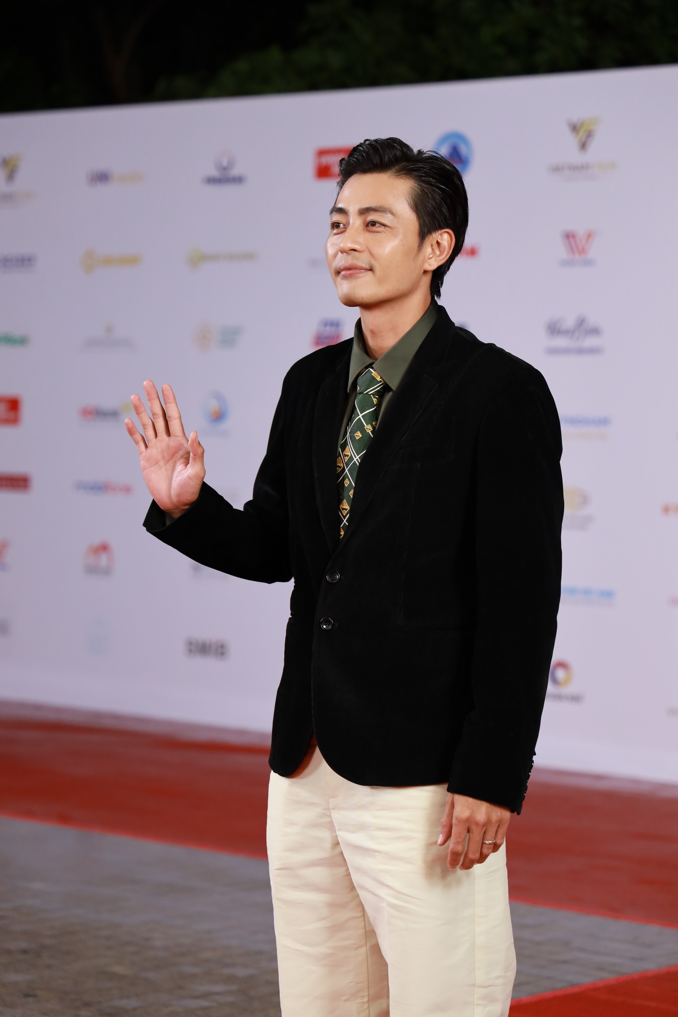 Thảm đỏ bế mạc DANAFF 2025: Phương Mỹ Chi dịu keo hết cỡ, 1 Hoa hậu quốc tế giật spotlight với sắc vóc cực phẩm- Ảnh 2.