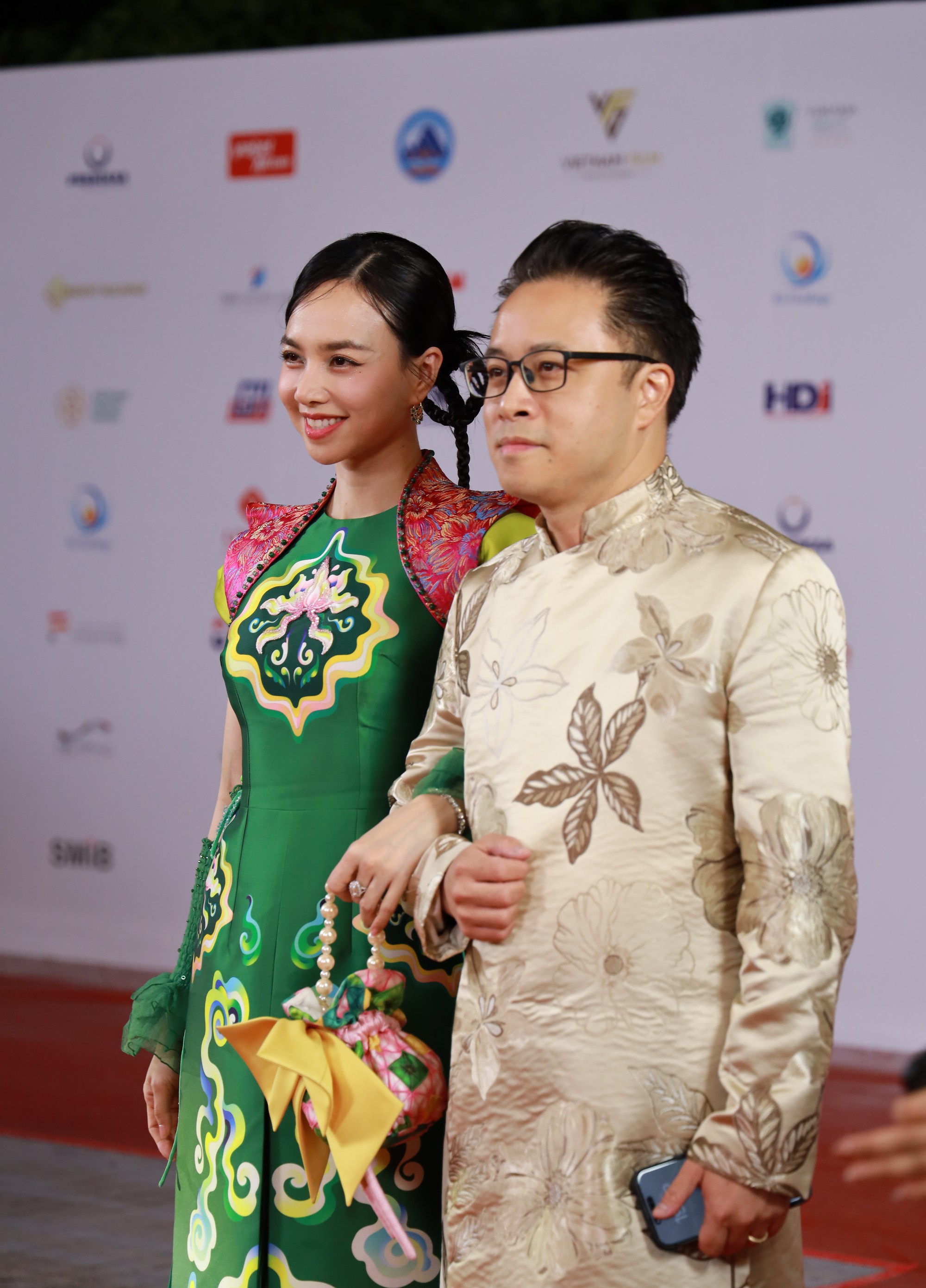 Thảm đỏ bế mạc DANAFF 2025: Phương Mỹ Chi dịu keo hết cỡ, 1 Hoa hậu quốc tế giật spotlight với sắc vóc cực phẩm- Ảnh 1.